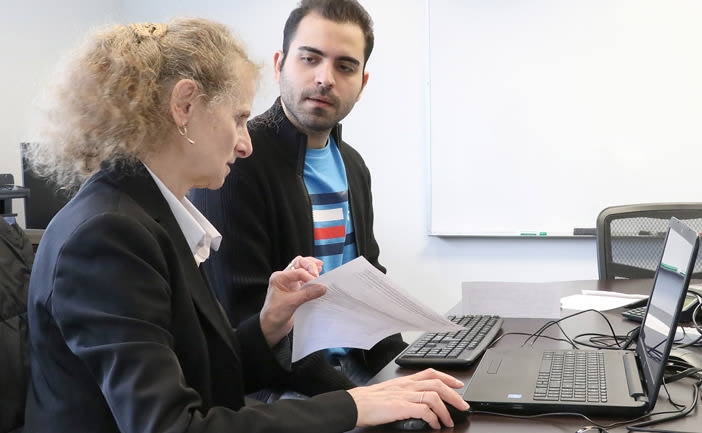 Accountinginstructorvolunteershertimetohelpstudentsfiletaxes