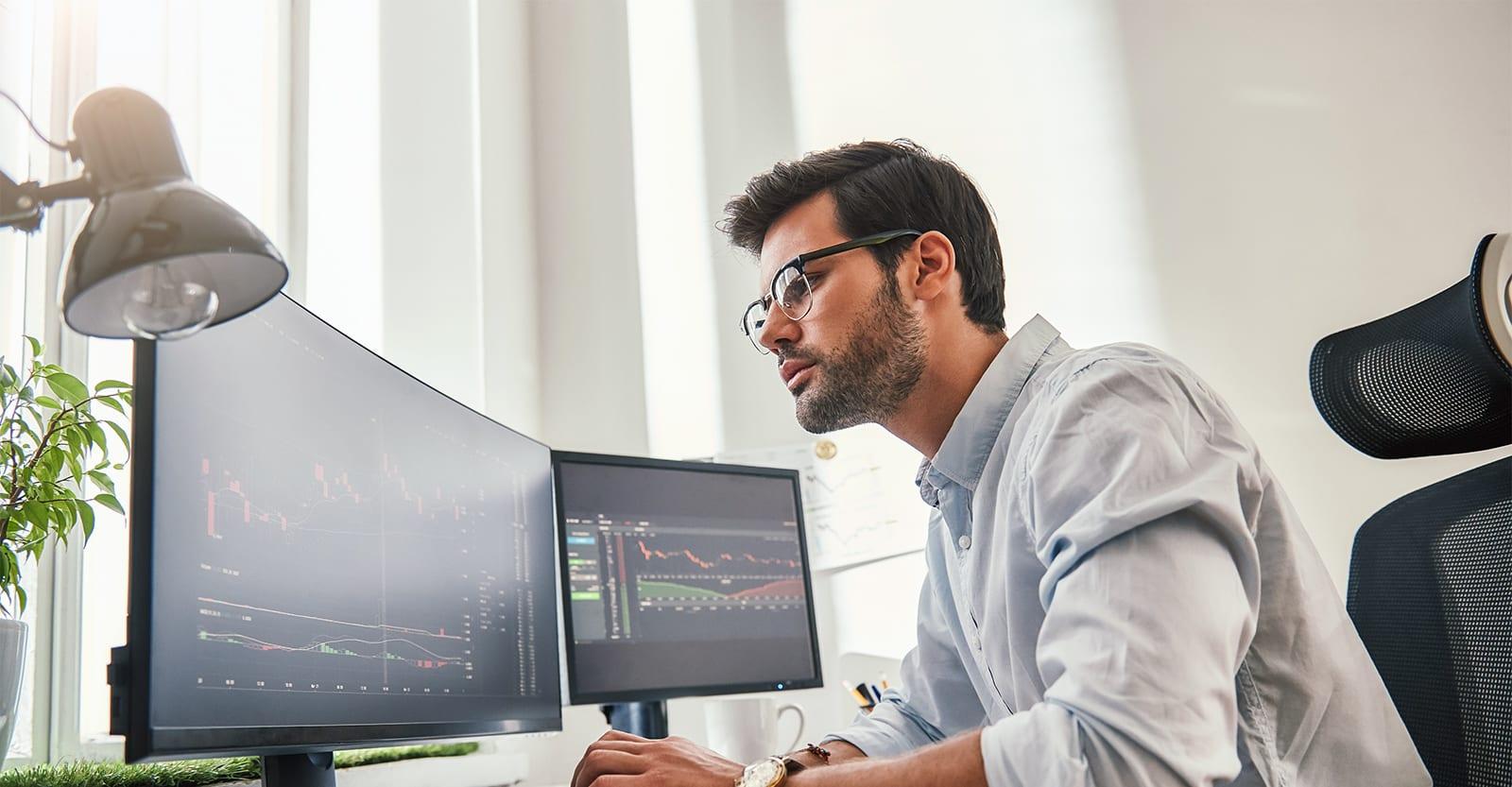 Microeconomics vs Macroeconomics – Key Differences Explained