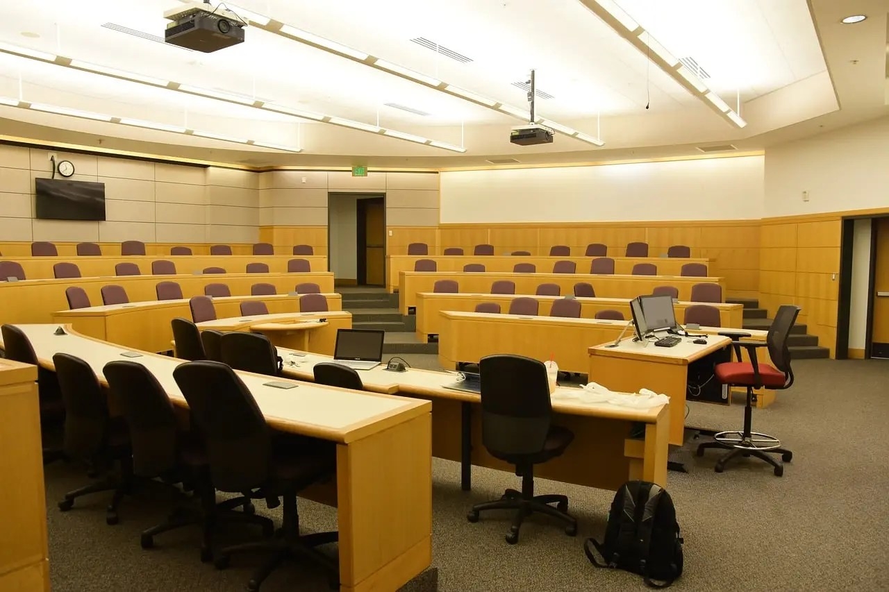 ucw-school-lecture-room-mba