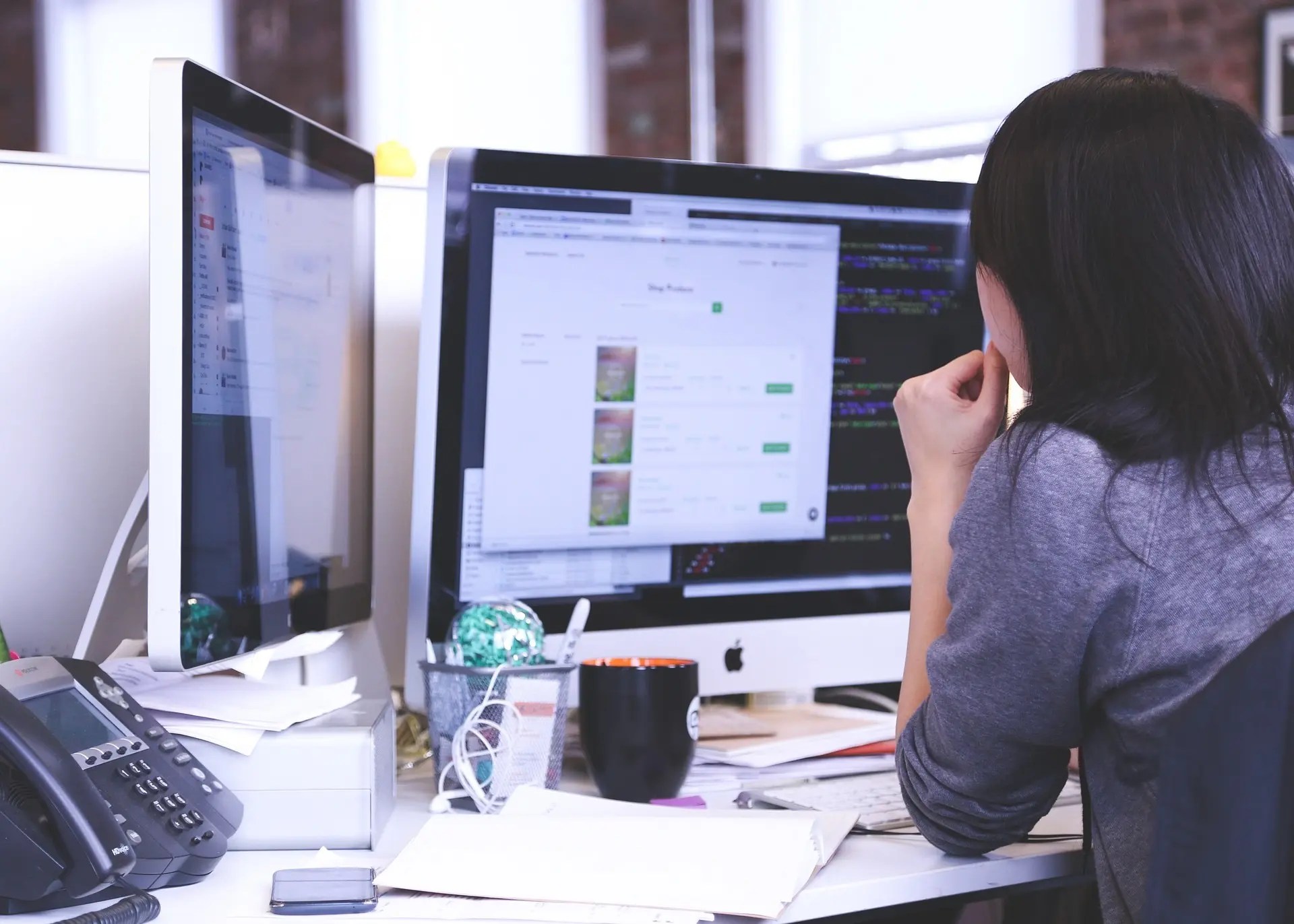 lady-using-a-computer